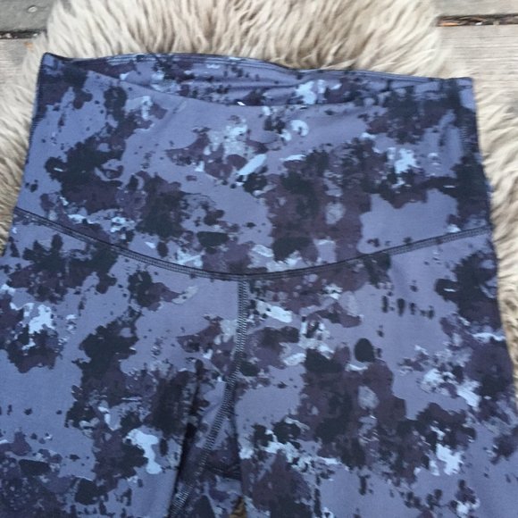 Old Navy black grey camo capris leggings - size M - Picture 2 of 6